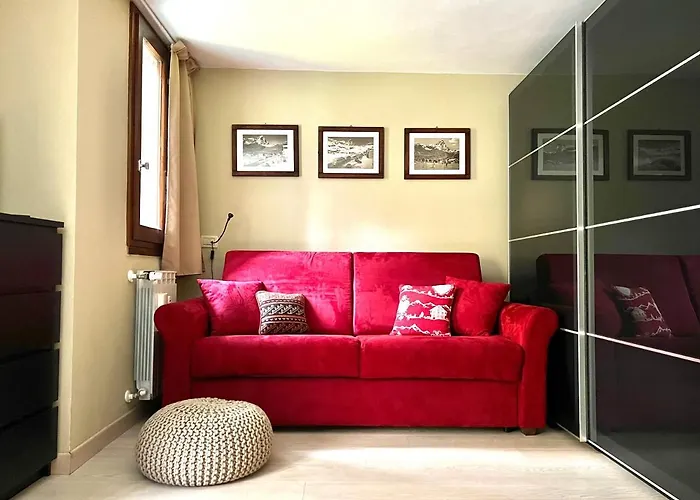 Pine Tree Apartment *